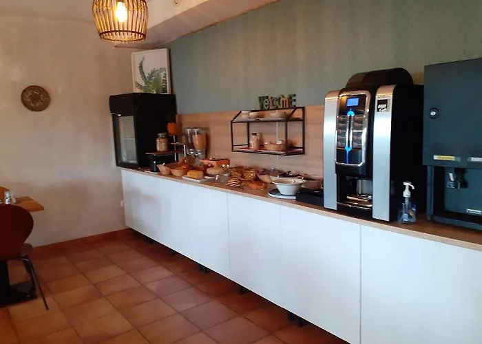 Athena فندق آجد