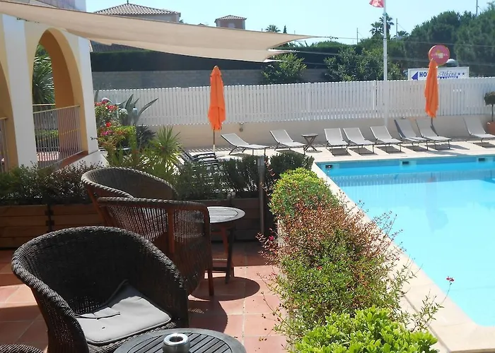 فندق Athena آجد