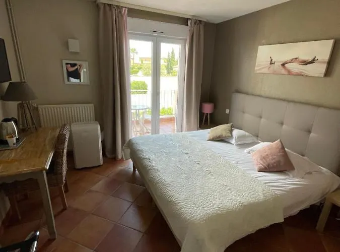 Athena فندق آجد