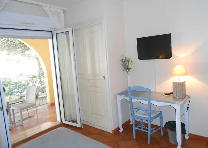 فندق Athena آجد